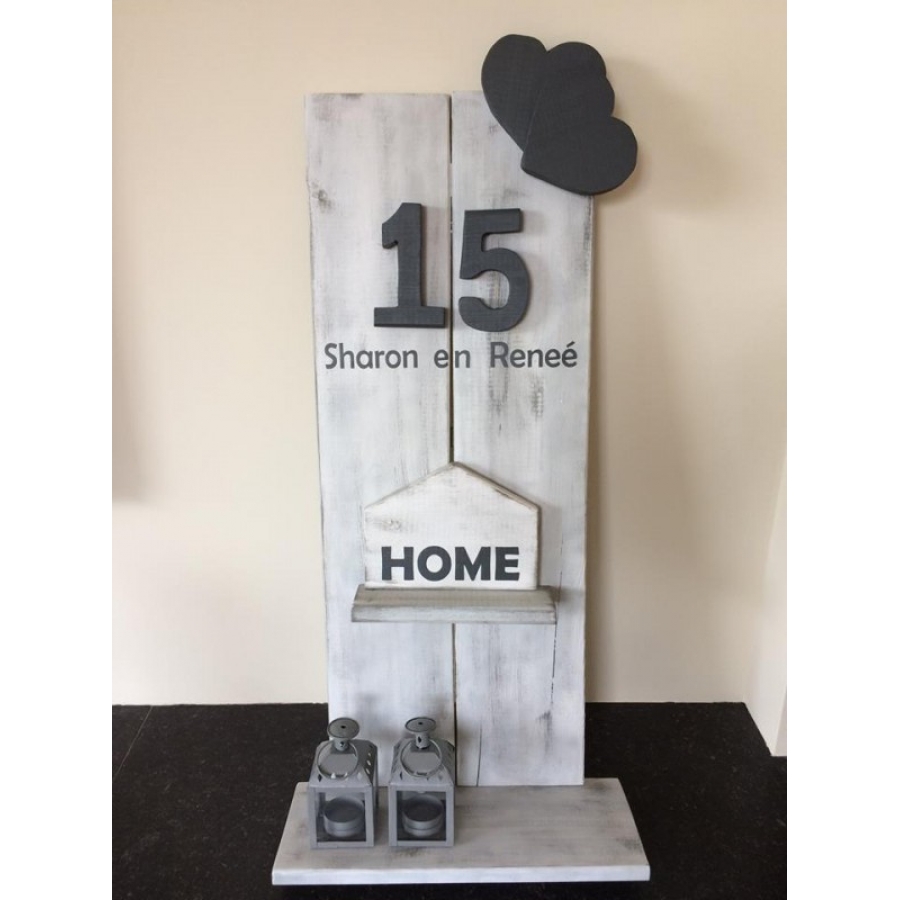 Huisnummerbord met bordje "HOME"