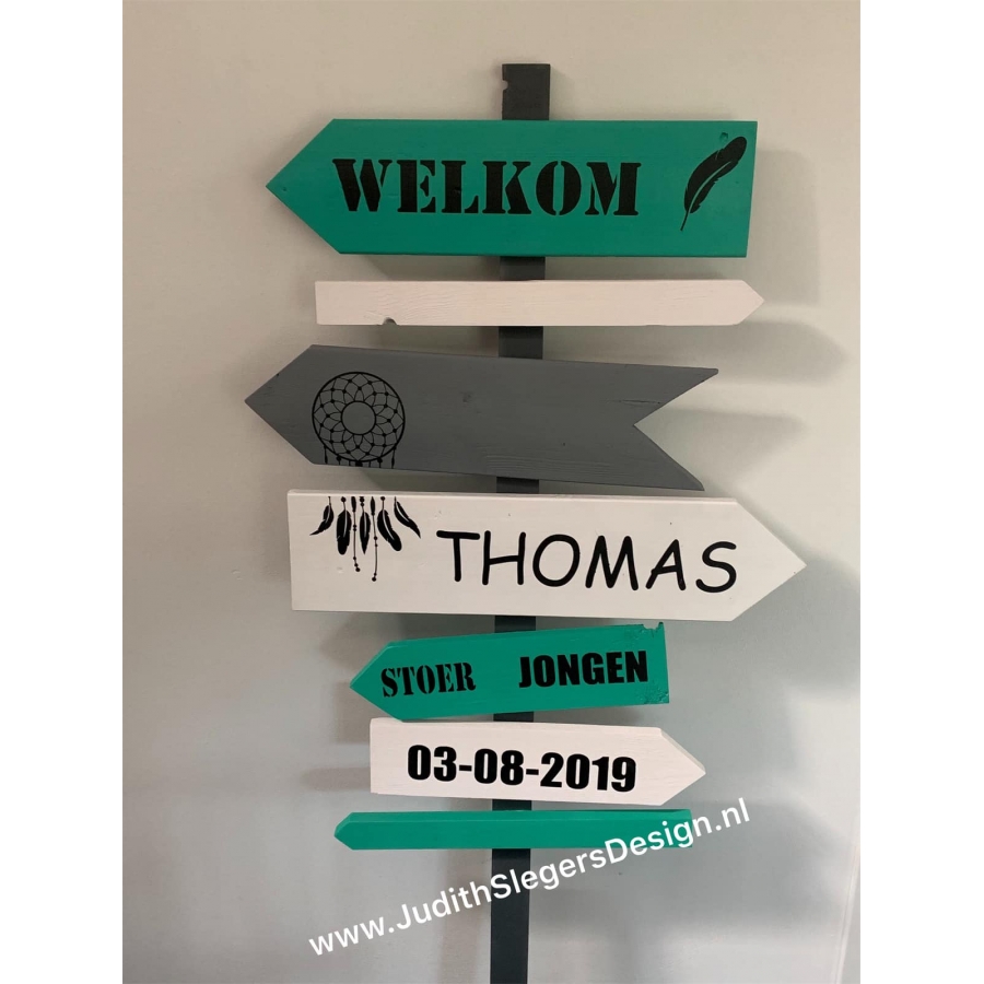 Groot wegwijsbord geboorte